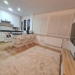Interior de piso turístico en Cantabria, preparado para el alquiler