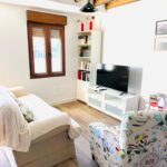 Interior de piso turístico en Cantabria, preparado para el alquiler