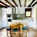 Interior de piso turístico en Cantabria, preparado para el alquiler