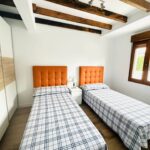 Interior de piso turístico en Cantabria, preparado para el alquiler
