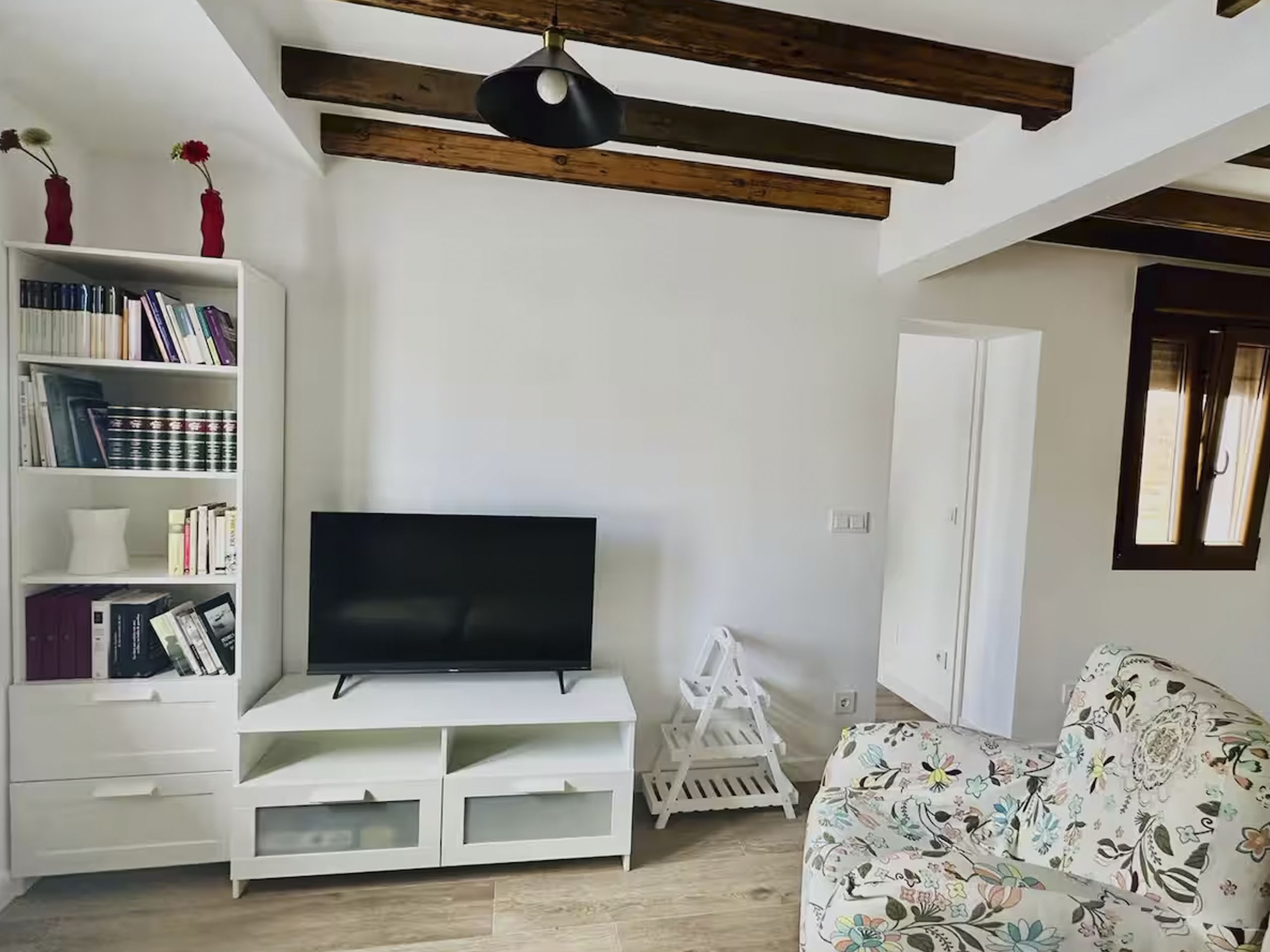 Interior de piso turístico en Cantabria, preparado para el alquiler