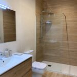 Interior de piso turístico en Cantabria, preparado para el alquiler