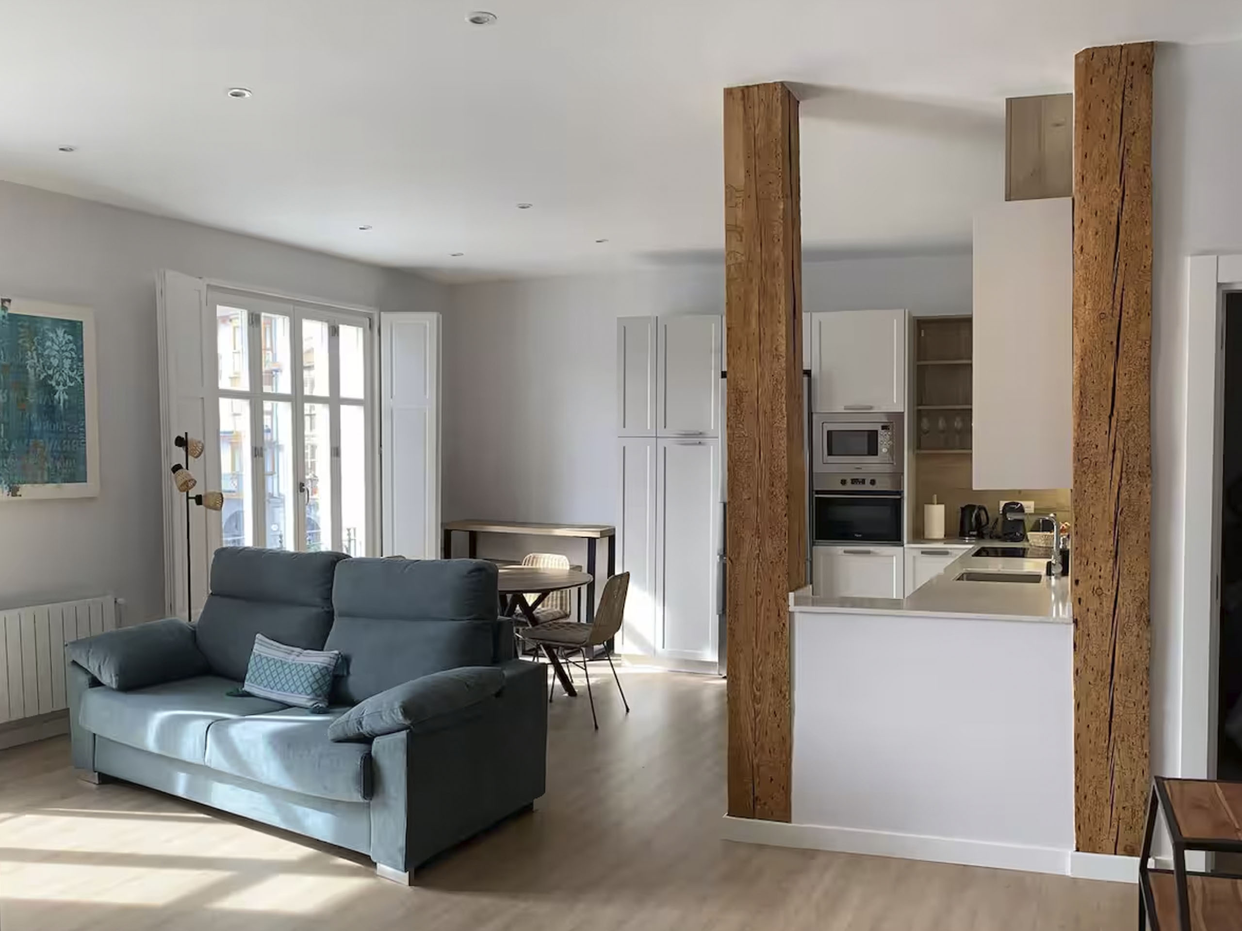 Interior de piso turístico en Cantabria, preparado para el alquiler